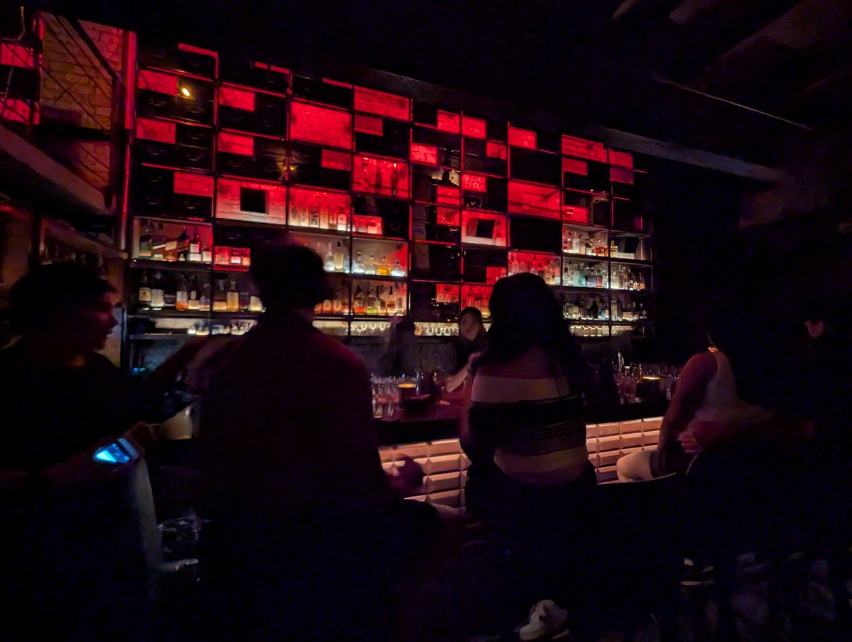 バンコクの繁華街トンロー通りのバー。凄くかっこいい。 なお、1杯400バーツ（約2,000円）以上するので、日本人は見かけなかった。