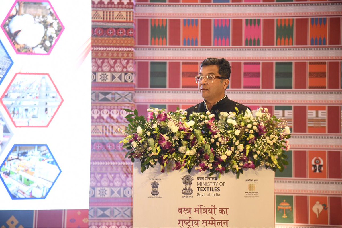 TexMinIndia's tweet image. Hon’ble Minister of State (Textiles), Shri @PmargheritaBJP addresses the National Textiles Ministers’ Conference.

#NationalTextilesMinistersConference #NorthEastConclave #TextilePolicy #आत्मनिर्भर_भारत #NorthEastTextiles #SilkHeritage #Guwahati #MakeInIndia #VocalForLocal