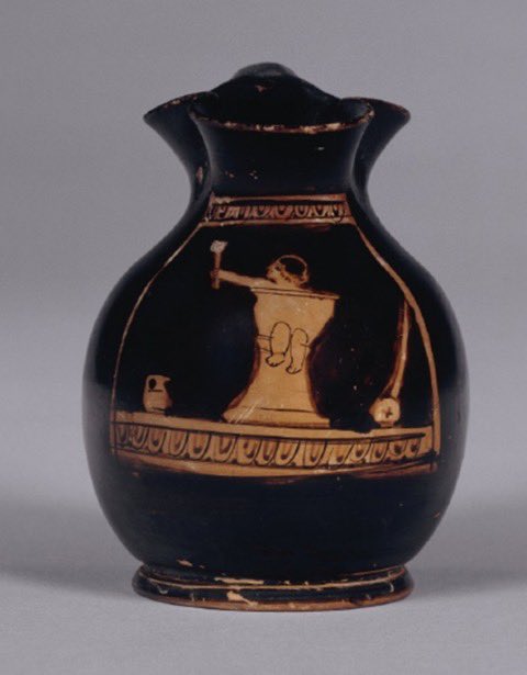 HeraklesCithare's tweet photo. Un enfant sur son pot de chambre en train d’agiter un hochet ! Rien que de très banal 😃 ! 

Ve siècle av. J.-C. British museum. https://t.co/SW6EZ7H1f5