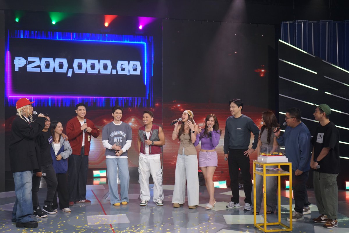 itsShowtimeNa's tweet image. Dahil nasagot ni Darren ang jackpot question, nanalo si Kuya Charlie ng ₱200,000! 🥳🏆

#ShowtimeNaToOh
WATCH #ItsShowtime LIVE:
linktr.ee/itsshowtimena