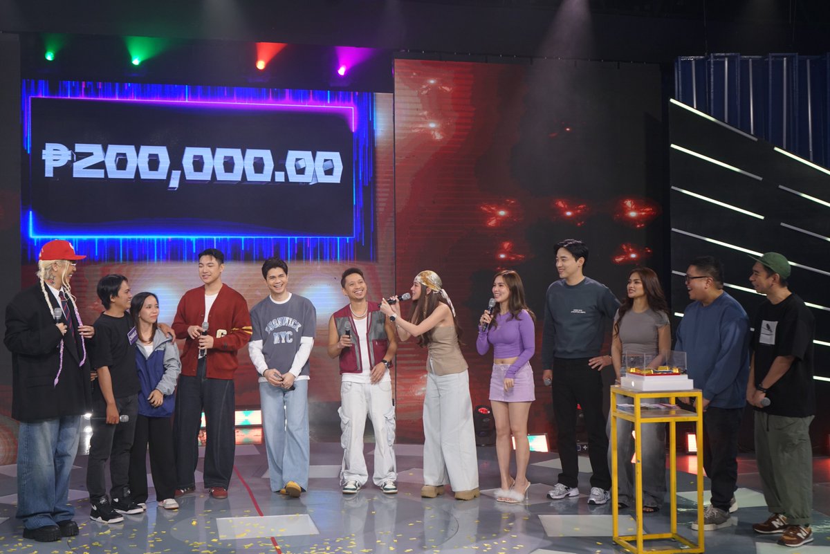 itsShowtimeNa's tweet image. Dahil nasagot ni Darren ang jackpot question, nanalo si Kuya Charlie ng ₱200,000! 🥳🏆

#ShowtimeNaToOh
WATCH #ItsShowtime LIVE:
linktr.ee/itsshowtimena