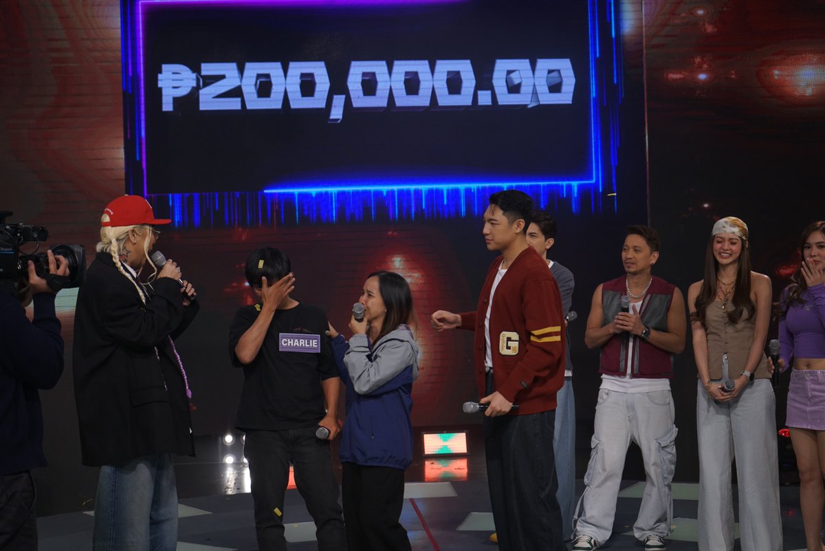 itsShowtimeNa's tweet image. Dahil nasagot ni Darren ang jackpot question, nanalo si Kuya Charlie ng ₱200,000! 🥳🏆

#ShowtimeNaToOh
WATCH #ItsShowtime LIVE:
linktr.ee/itsshowtimena