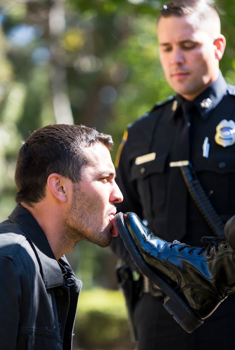 Common2s's tweet image. &amp;gt;”Can you believe they kiss the feet of those black people??”
&amp;gt;meanwhile