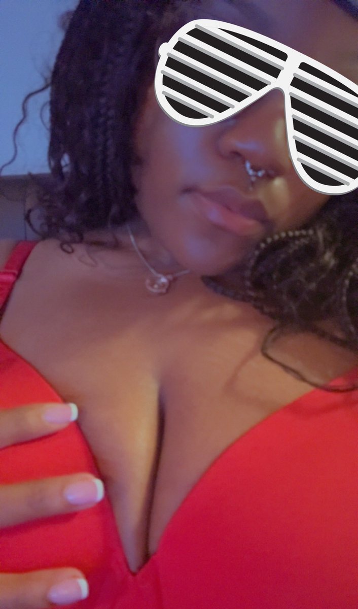 RT or like if I'm your Twitter crush! Love when y'all show me love! My soft titties in this sexy red bra tho 💯😜😍❤️#chudai #bra #sexy #cutie #ebony
