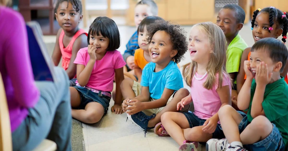 ESL lesson plans for kids😃 
This week "Vegetables"

In this lesson students practice talking about different types of vegetables. Students sing a song, make a vegetable basket craft and practice saying their likes and dislikes. 

FREE lesson plan here:
eslkidstuff.com/esl-lesson-pla…