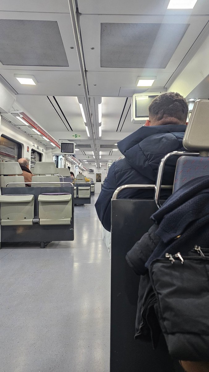 Comencem amb 1r viatge de l'any #Tarragona-#Barcelona amb tren de rodalies... així vam acabar 3-4 viatges del desembre.
Claro que sí guapi. #FuckRENFE 
Happy new year...