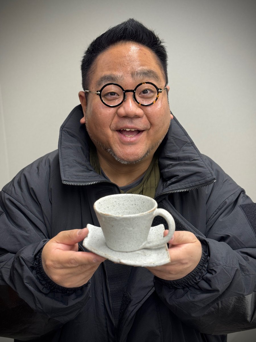 okurahomakawano's tweet photo. 僕が北海道の作家さんの元でモノづくりをして、プレゼントするこの企画。

今回は中川町の小屋と同じ土を使っているコーヒーカップ&amp;ソーサーです☕️

かわいいのでぜひ！

https://t.co/rNiGIotetY https://t.co/xVHg2djn9t