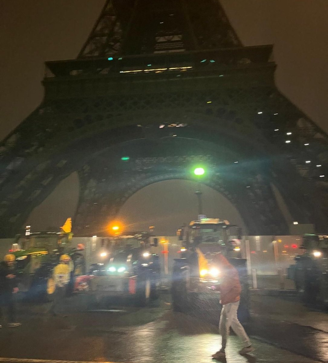 L'estat francès ha detingut dirigents de la Coordinadora Rural Occitana per intimidar a la pagesia rebel, però els tractors ja són a la Torre Eiffel de París i segueixen arribant
És la dignitat de la terra contra el despotisme dels estats i els buròcrates de Brussel·les.
#Courage