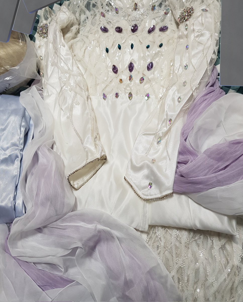 사이다님 엘사 정령 판매해요. 운포46만원 분납가능 

순서대로 가슴허리엉덩이 
89ㅡ70ㅡ82  44~55사이즈

전판매자께 구매 후 시착만 함. 이제 사이즈 미스라 발동하기 힘들 거 같아 고민하다 내놓아요. 판매 안될시 다시 다이어트해서 입어보렵니다,, 

이전에 찍어놓은사진이고 추가사진가능