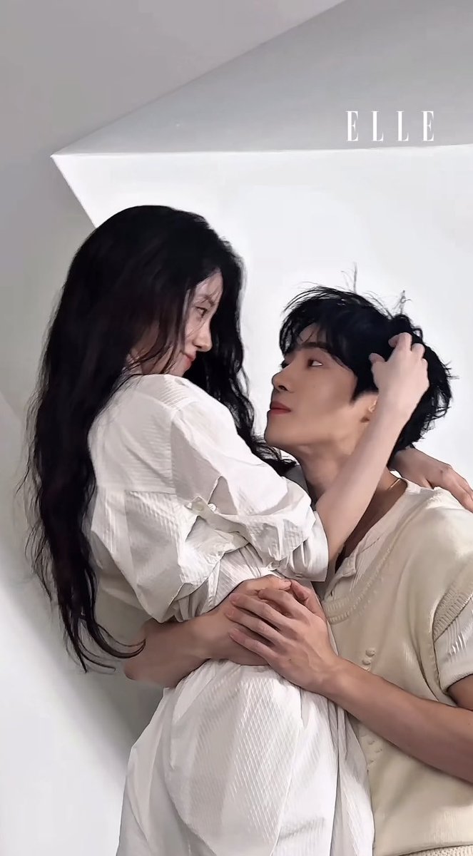 bbachuu0's tweet image. 시아 배우님이랑 찍은 이번 엘르 화보가 레전드인 이유..
ㄴ 말해봤자 입만 아프죠..