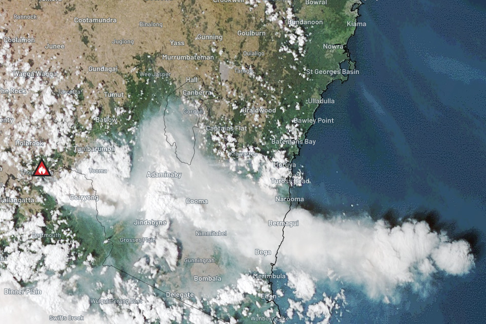 Heads up Canberra, smoke from a major bushfire burning near the VIC/NSW border is approaching the ACT. 🔥💨

There are currently no active fires impacting the Canberra region. Bushfires in the Namadgi National Park earlier in the week are at patrol status and not producing any