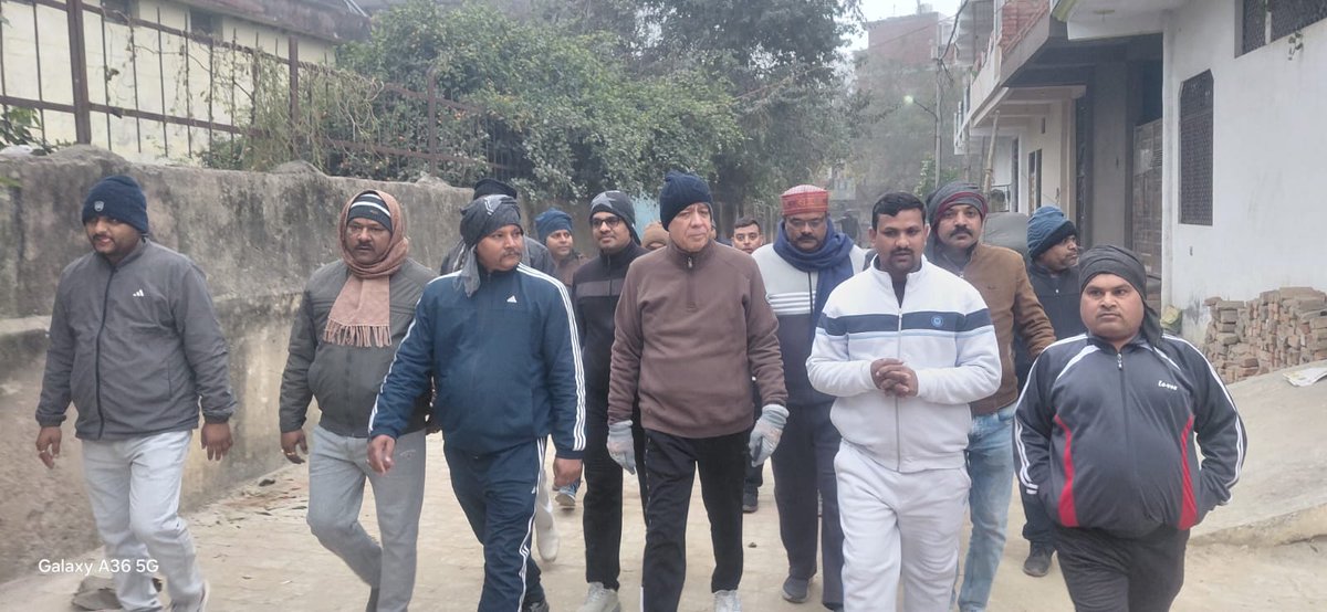 आज कानपुर में महाराजपुर विधान सभा क्षेत्र के अंतर्गत वार्ड 22 एवं वार्ड 87 में मॉर्निंग वॉक के दौरान क्षेत्रवासियों से स्नेहपूर्ण भेंट हुई।

इस दौरान सम्मानित नागरिकों के साथ समस्याओं और सुझावों पर सार्थक संवाद हुआ।

#Kanpur 
#Maharajpur