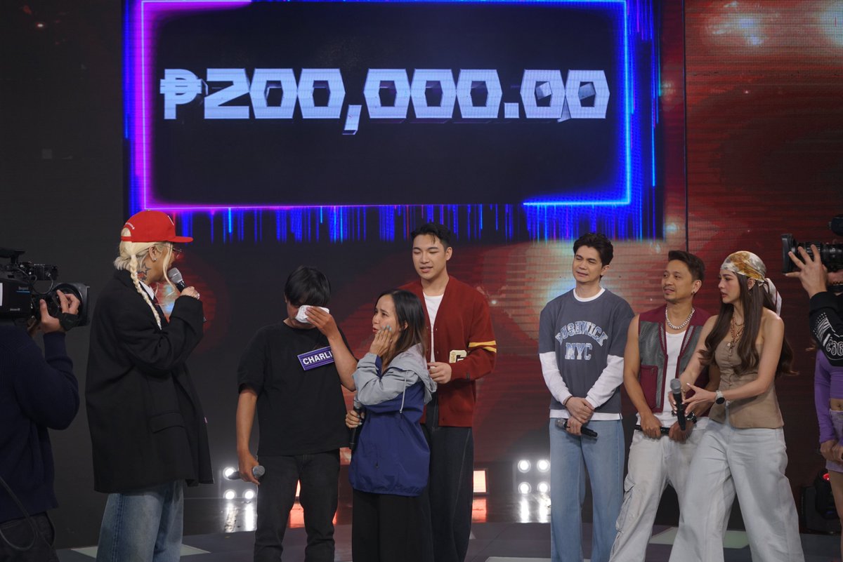 gmanetwork's tweet image. Si Charlie ang kauna-unahang panalo sa jackpot round ng Laro Laro Pick ngayong 2026, congratulations! 🤩 

First time maglaro sa jackpot round, nasagot ang jackpot question—Grabe ka, Darren! 

#ShowtimeNaToOh
For more #ItsShowtime content, visit:
gmanetwork.com/ItsShowtime