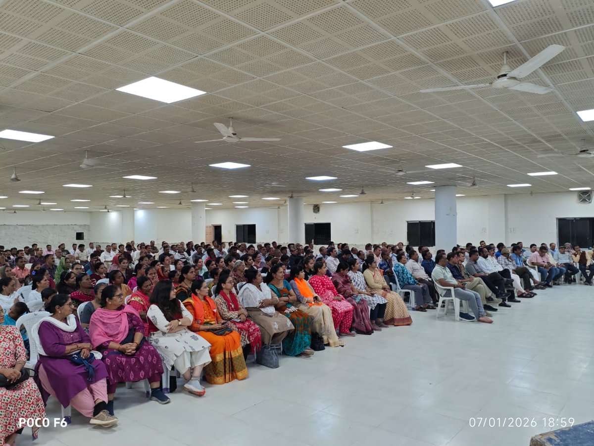 #સોમનાથ_સ્વાભિમાન_પર્વ નિમિત્તે માનનીય વડાપ્રધાનશ્રી નરેન્દ્રભાઈ મોદીજી સોમનાથ પાવન ભૂમિ પર પધારી રહ્યા છે. તેમના આગમન પ્રસંગે યોજાનારી ધર્મસભા તથા શૌર્ય યાત્રા (રોડ શો)માં બહોળી જનભાગીદારી સુનિશ્ચિત કરવા માટે વેરાવળ–સોમનાથ શહેર મંડળની આયોજન બેઠકનું આયોજન કરવામાં આવ્યું.