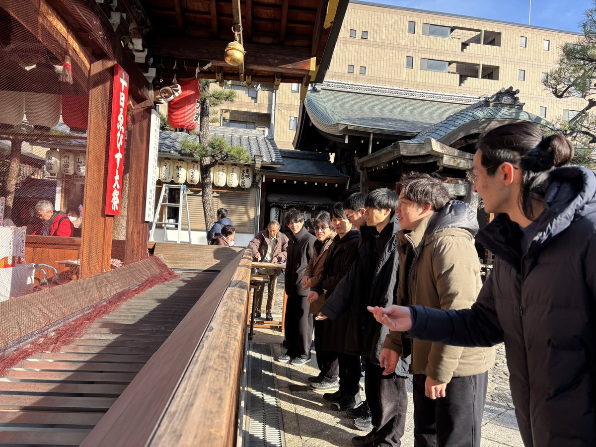 extage_arisa's tweet photo. 昨日はEXTAGEメンバーで初詣に行きました！

11人全員で引いたおみくじの結果は大吉が1人。
（誰が引いたかは…ご想像にお任せします🫣）

ちなみに私は中吉で
マーケ事業部では最『凶』ペアが誕生しました←

今年も全力で駆け抜けるEXTAGEを
どうぞよろしくお願いいたします☺️ https://t.co/HcG2DBd2HH