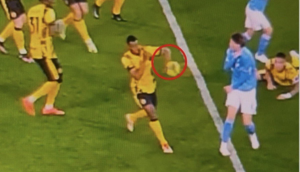 Buongiorno, stamattina mi sono svegliato con le notifiche invase dai colori nero-azzurro.

Non parliamo del gol (regolare) annullato ieri ad Hojlund, cambiamo argomento.

L’anno scorso era rigore su questo fallo di mano di Dumfries in area? O le regole vanno a convenienza?