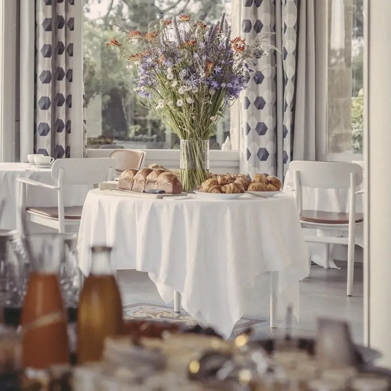 Caressé par les embruns, le Château Richeux domine la baie du Mont-Saint-Michel de son élégante silhouette années 1920. C’est l’une des Maisons de Bricourt, une escale incontournable pour profiter des paysages et marées uniques au monde et des goûts incomparables de la Bretagne.