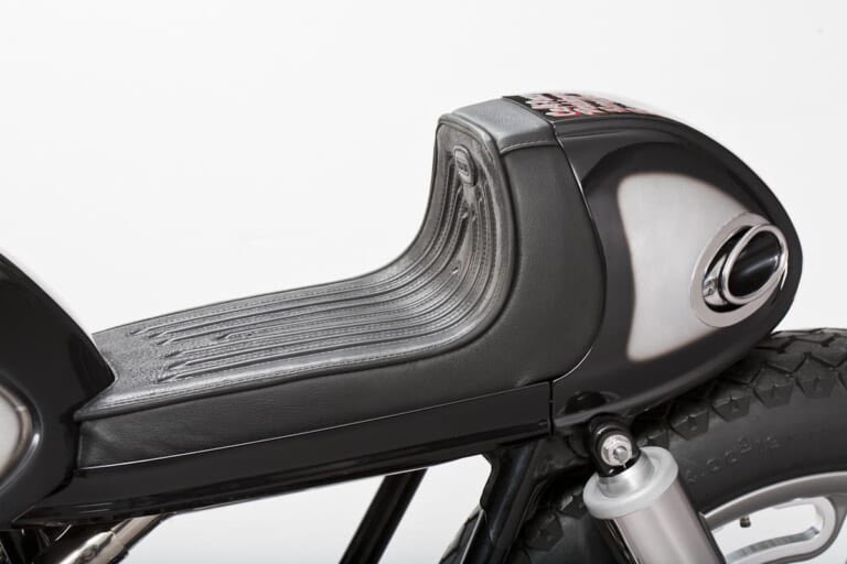 '66 ホンダ「CB450」を、ベルギーのカスタムビルダー「フレッド・クルーガー」氏がカフェレーサーにカスタマイズ。

タイトルは「ジャパン・トリビュート」。

シリンダーヘッドをなぜか前後逆回転。

フレディはこのマシンで、ソルトレイクのスピードウィークに挑戦。

young-machine.com/2026/01/06/702…