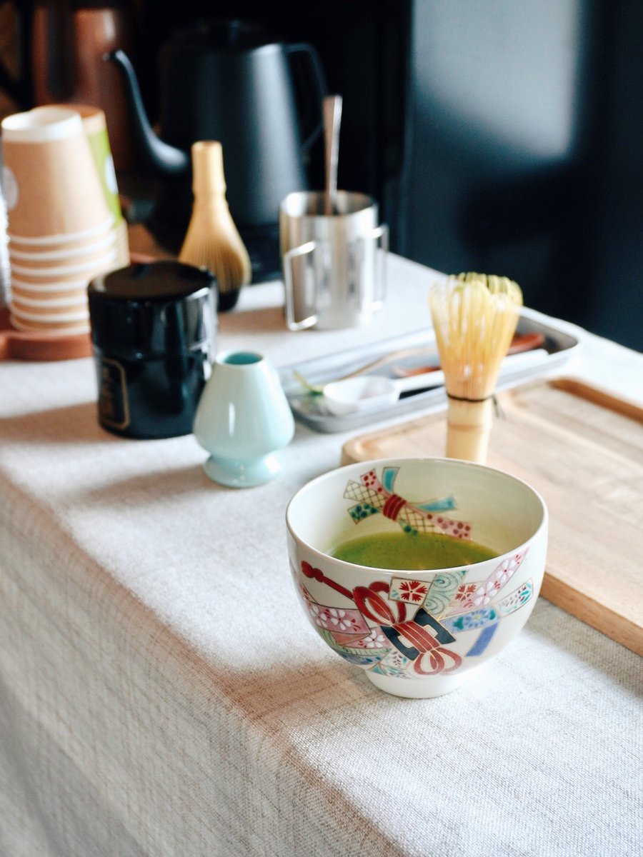 抹茶リビングで扱っている抹茶は最高級のものではないのです。抹茶の人気が世界中で高まっているなか、貴重で最高級なものは、きちんと適した場所で使ってほしいから。茶道のお茶会とかね。