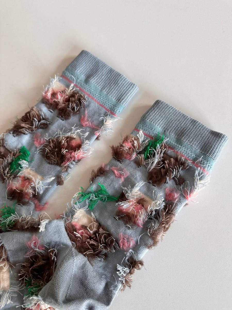 Хто першим відгадає, що вивʼязано на шкарпетках, отримає пару в подарунок👀