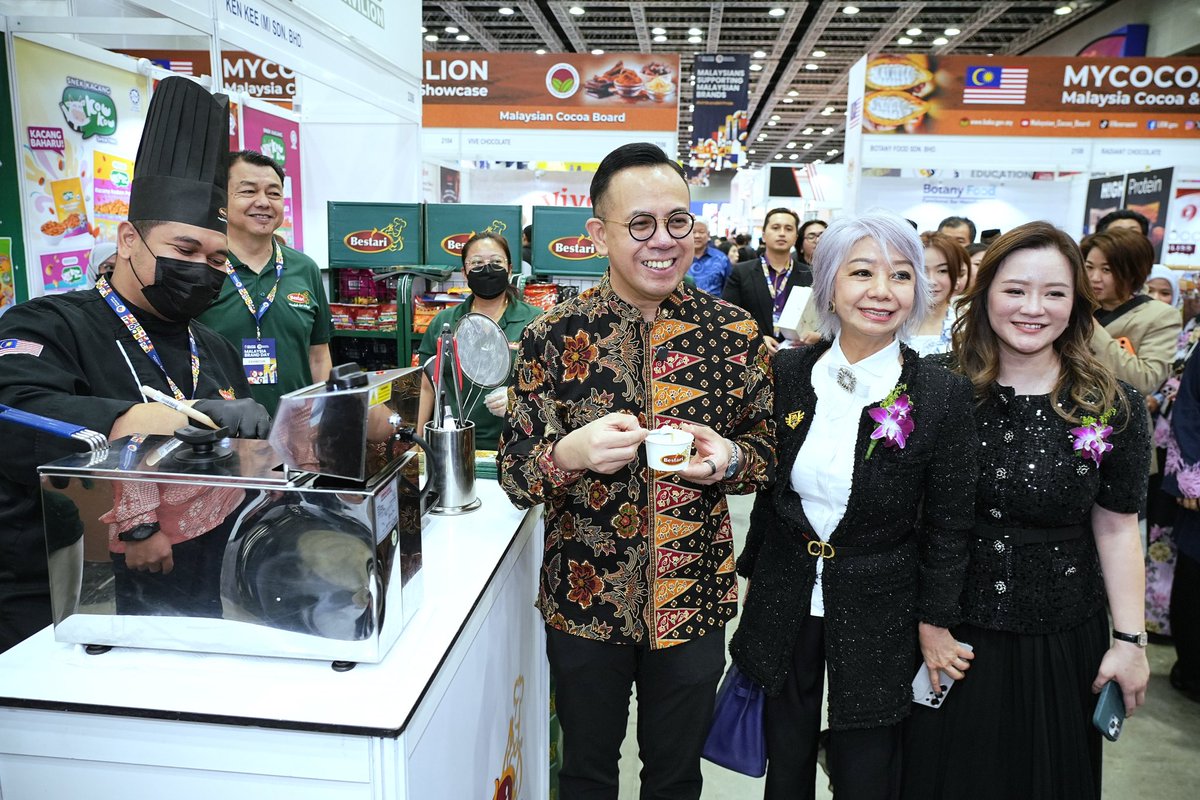 KUSKOPMalaysia's tweet image. YB Encik Steven Sim Chee Keong, Menteri Pembangunan Usahawan dan Koperasi, hari ini menyempurnakan Majlis Perasmian Pembukaan Malaysia Brand Day 2026 yang berlangsung di Pusat Konvensyen Kuala Lumpur (KLCC).

#KUSKOP #TaatSetia 
#WeMakeitHappen 
#DKN2030 #MalaysiaMADANI