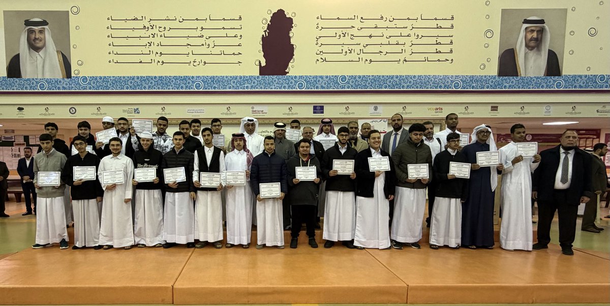 قام مدير المدرسة الأستاذ خالد اليافعي، ومنسق اللغة العربية الأستاذ عبدالمنعم مجاور، بتكريم الطلاب الذين حصلوا على الدرجة الكاملة في مادة اللغة العربية، متمنين لهم دوام التوفيق والنجاح.