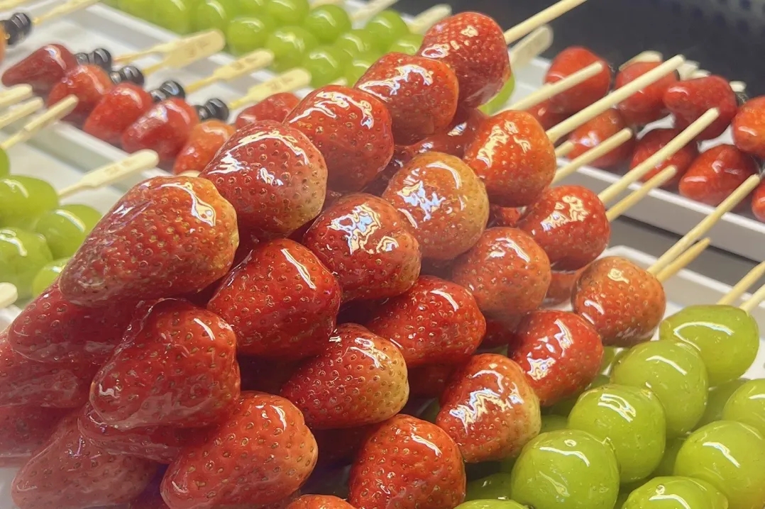 HolaFujian's tweet image. 😍 🍓 🍓 So tempting! 😋
In the cold winter, the fields of Lianjiang, Fuzhou are filled with sweetness. One by one, bright red strawberries hide among the lush green leaves, waiting for a sweet encounter… 🥰 
#Strawberries #Sweetness #Winter #Fuzhou 
@uatcnews @cultureCHN