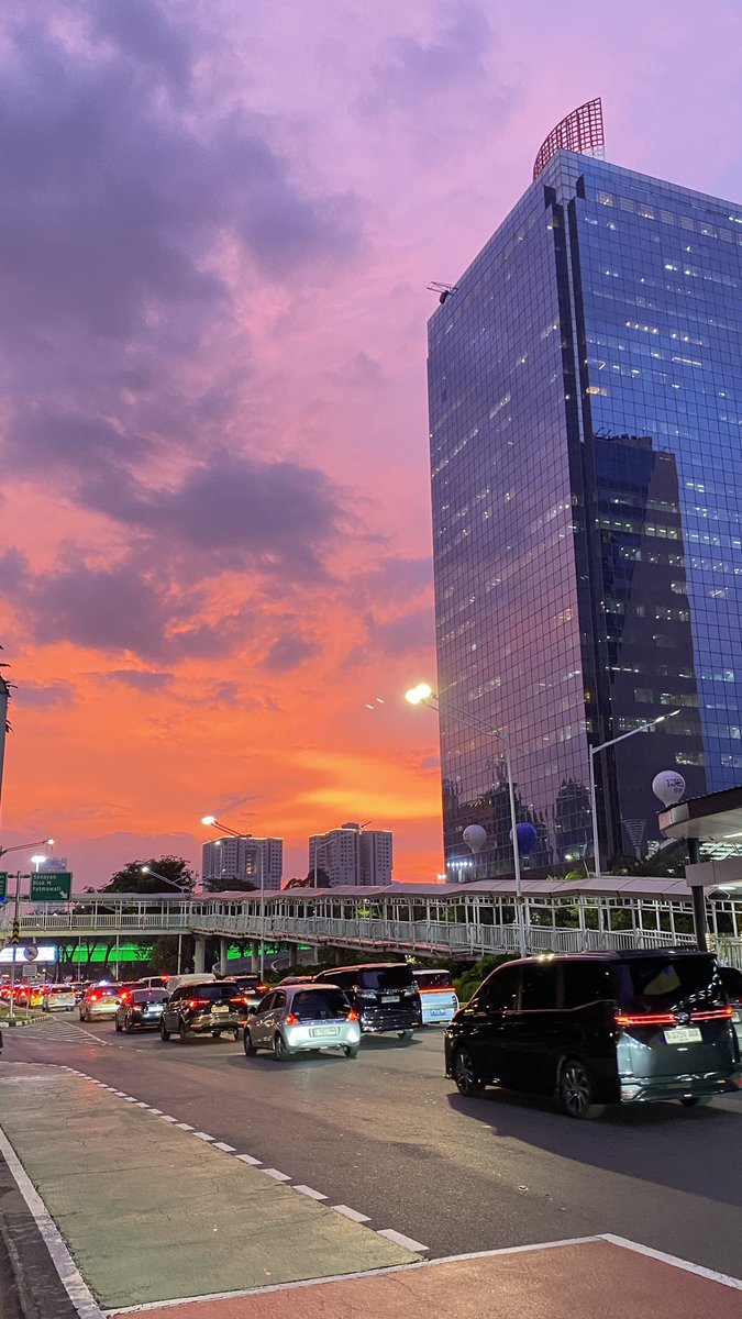 sheraapinee's tweet photo. langit jakarta kemaren sore, cantik sekalii https://t.co/RkJ6salW2I