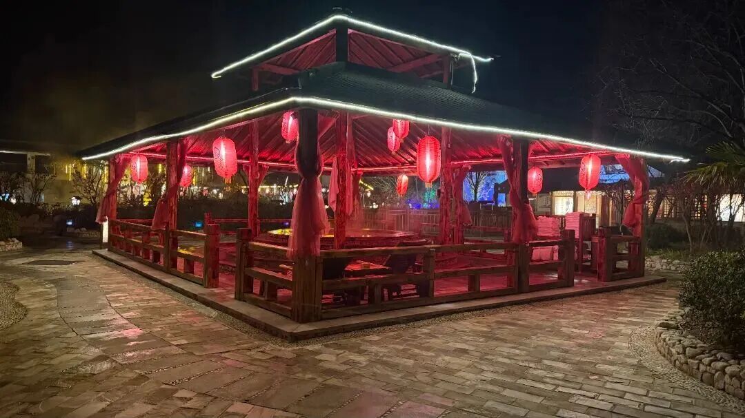 Thisisweinan's tweet image. Deep winter warmth, welcoming 2026.
At the foot of Mount Huashan in Weinan, soak in a natural hot spring rising from 2,600 meters underground at 105°C, rich in minerals and deeply soothing.
One pool of warmth, a fresh start for the year ahead.
#Weinan #Huashan #HotSpring