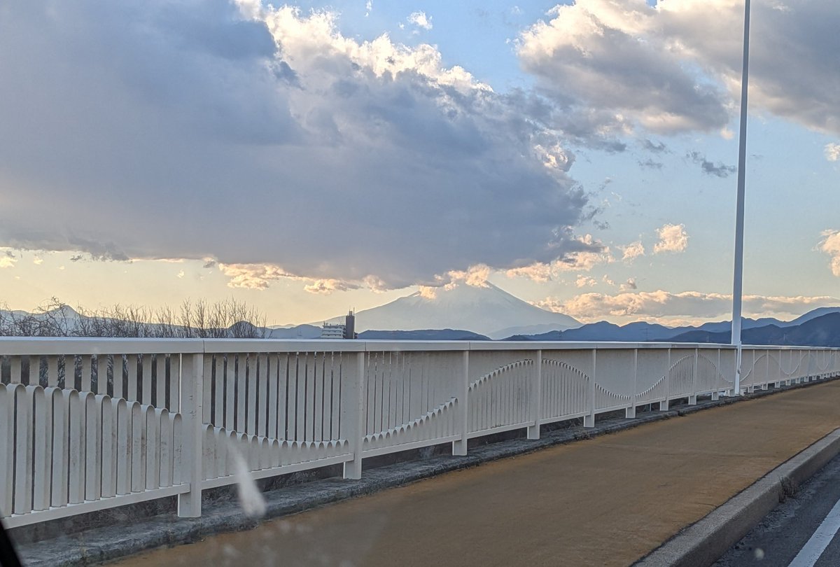 setakeD's tweet image. #イマソラ でこんにちは〜😄

さきほど、寒川神社へ初詣に行ってまいりました。家内（猫チャも）安全、仕事楽しく、病気快癒を祈って…

境内はまだ露店も出ていて、とても賑やかでした。鶏皮焼き買っときゃ良かったな〜