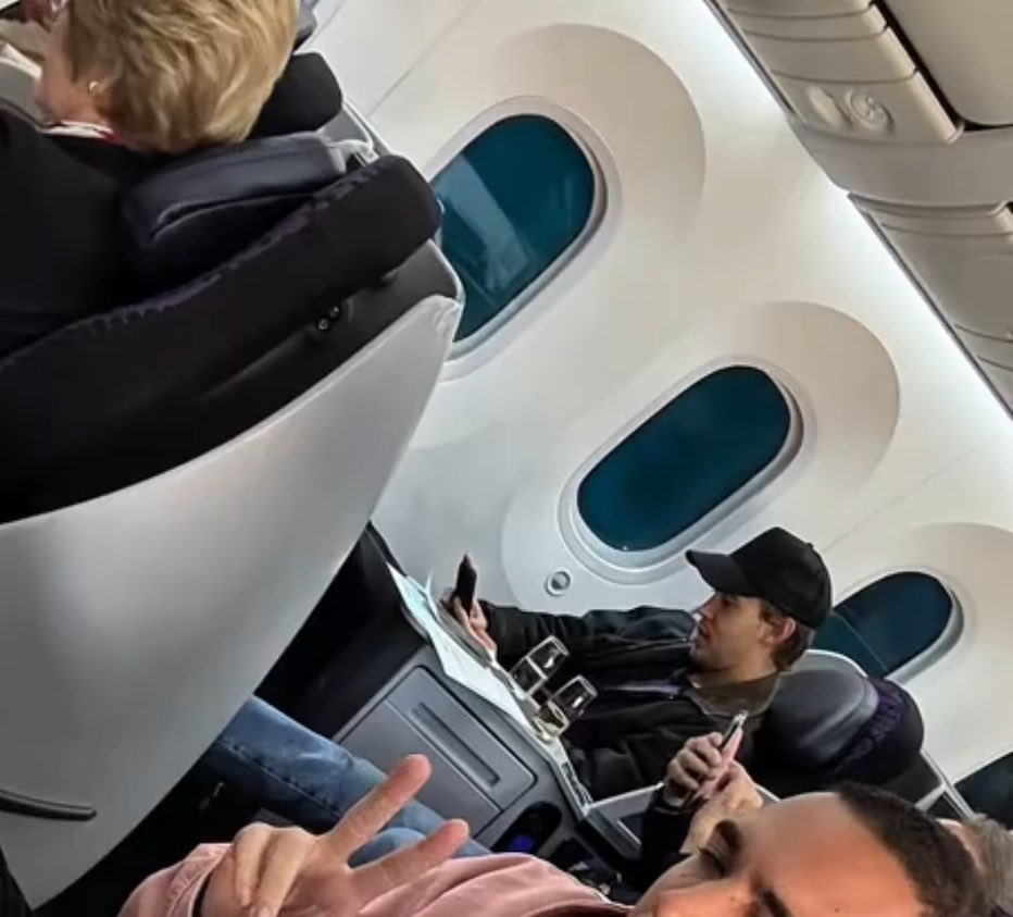 Chelygae's tweet image. Nuevas fotos de Austin Butler en un avión (fecha desconocida)