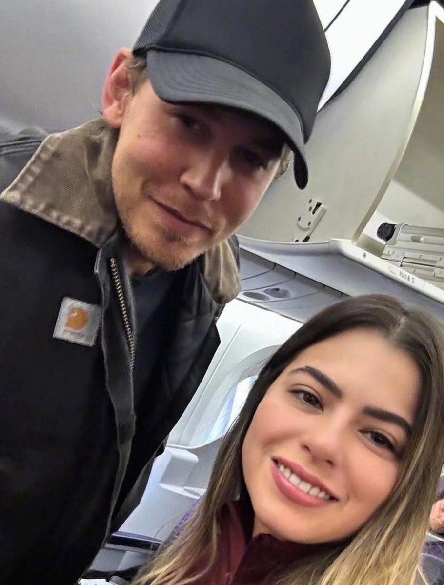 Chelygae's tweet image. Nuevas fotos de Austin Butler en un avión (fecha desconocida)