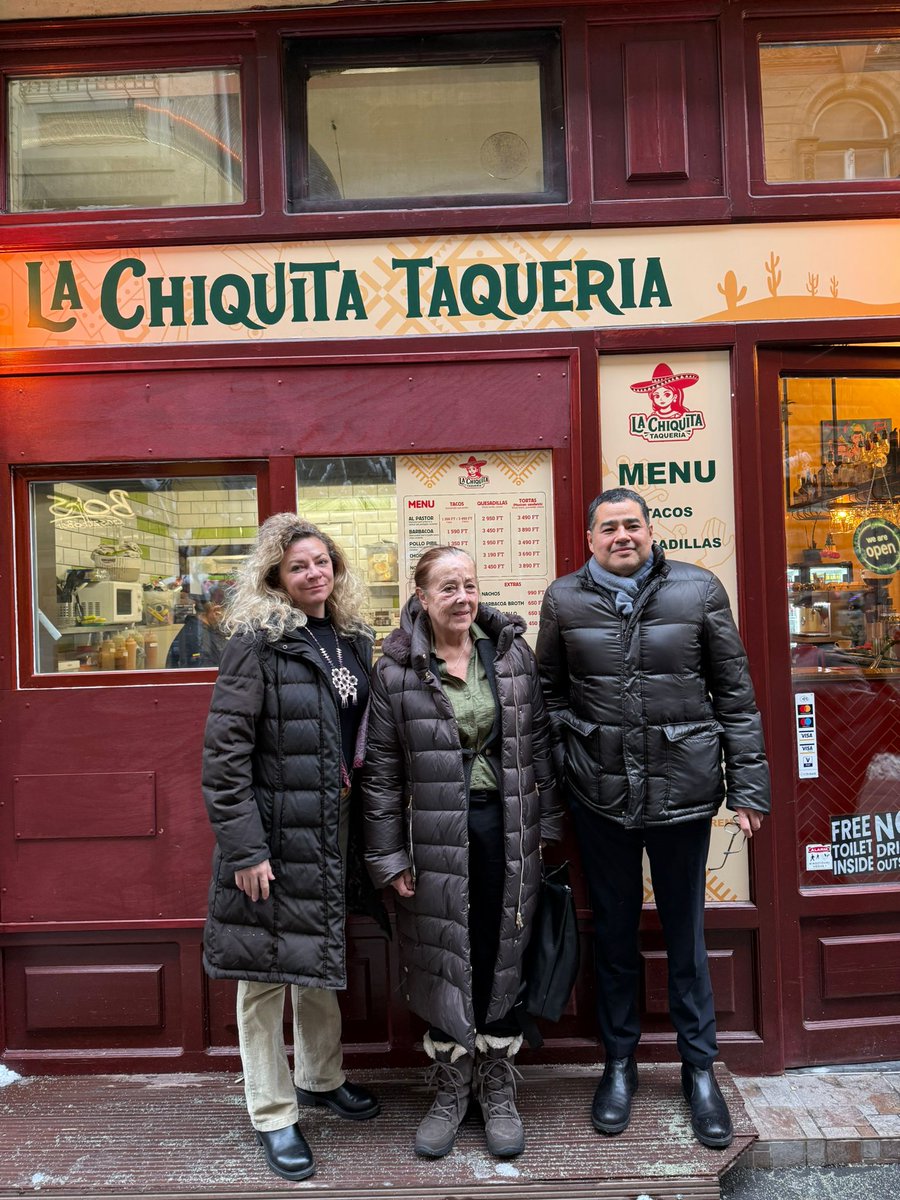 La Embajadora Rosario Molinero visitó La Chiquita Taquería, a invitación de su propietaria, la Sra. Daniela Hernández.🇲🇽
Ofrece tacos, tortas y quesadillas, con tortillas y salsas artesanales elaboradas por la chef mexicana Pamela Magallanes, con un auténtico sabor mexicano.🇲🇽🌮