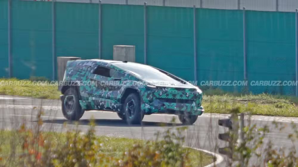 مصادر صحفية تكشف عن لقطات لإحدى فئات مركبات شركة #سير للسيارات الكهربائية، إحدى شركات صندوق الاستثمارات العامة، حيث تظهر المركبة بشكل مموه حتى الإعلان الرسمي المتوقع خلال العام الجاري