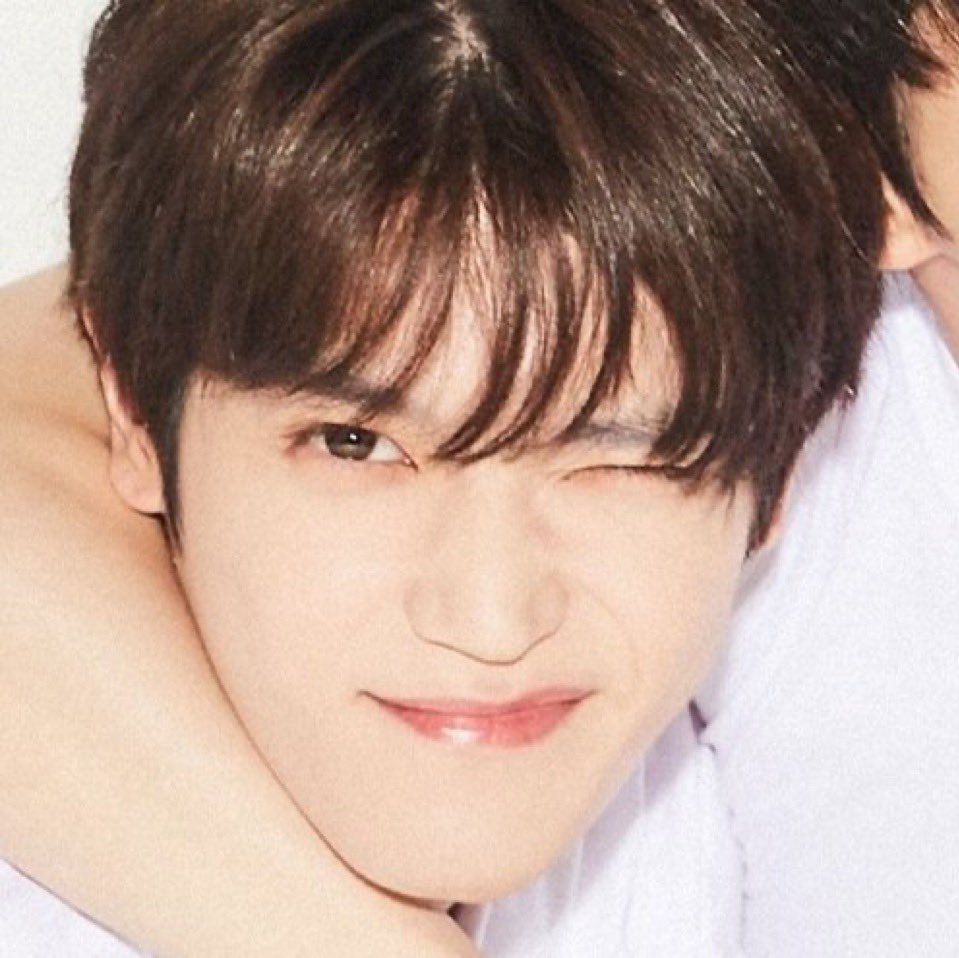 ne0tyong's tweet image. 태용이 윙크 갭차이 보실분?