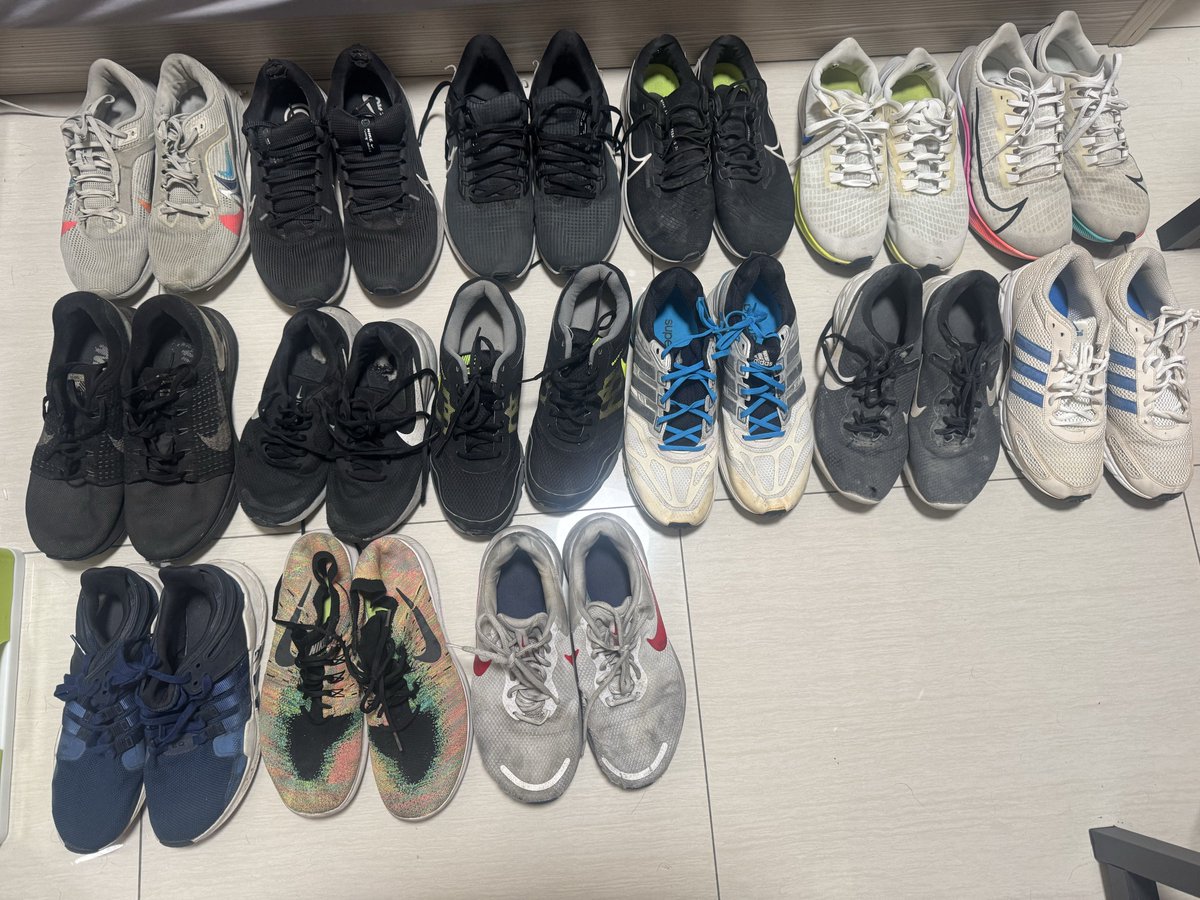 嘿嘿 還是很喜歡飛馬系列
37-40都有了在想要不要入手41
還有其他雙鞋鞋但好像太多了 
要來出售了 有興趣的可以問 除了飛馬暫時先沒有要賣其他可私訊
（有些鞋子的底已經硬掉了唷 可以詢問）