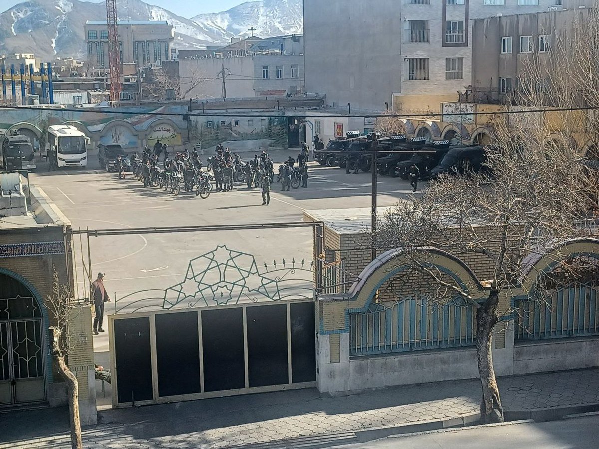 limondar0's tweet photo. استفاده رژیم جمهوری اسلامی از مدرسه به عنوان پایگاه نیروی سرکوبگر 

(همانند تروریست‌های حماس) https://t.co/9XhSbX4bbs