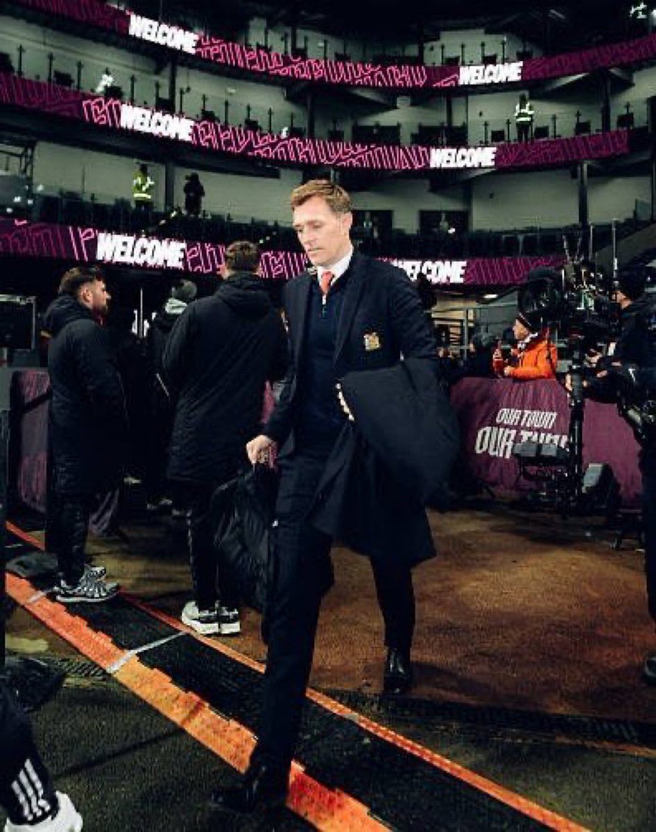 👔🪡 Manchester United managers should always look to dress like a Manchester United manager! ❤️