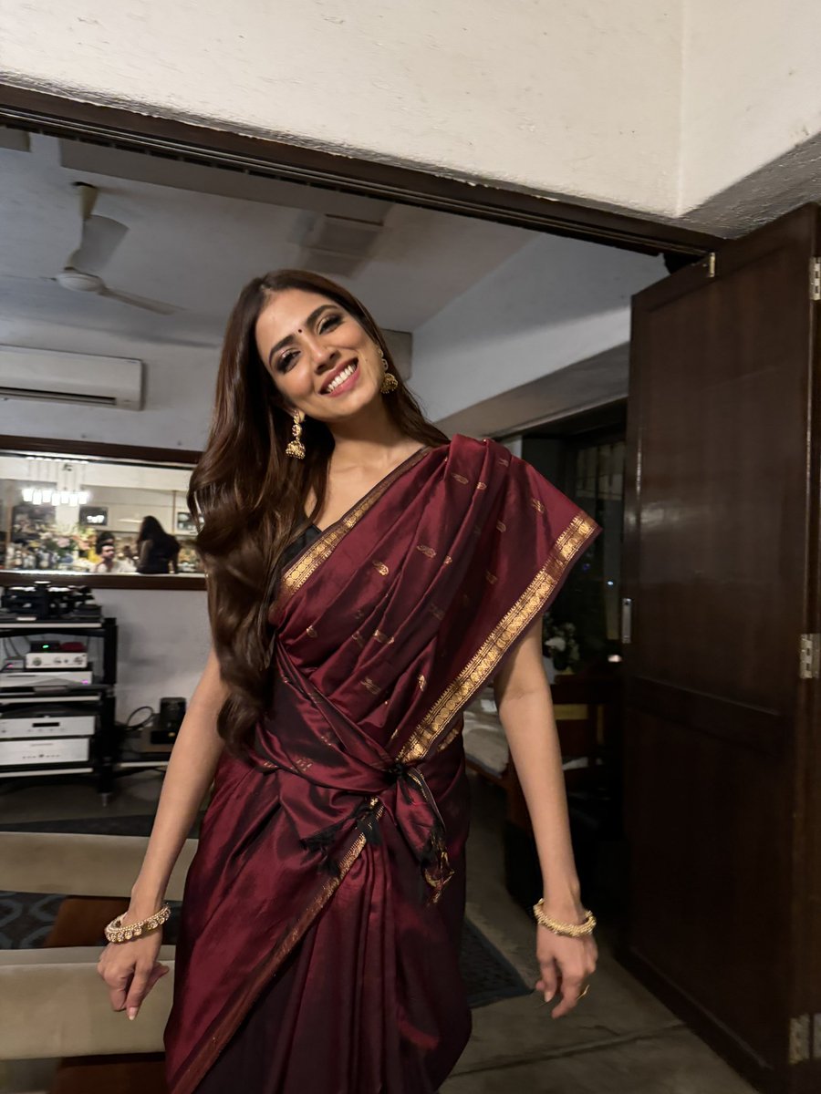 I loooove wearing sarees ♥️
Do you feel I look nice in sarees? ☺️

#TheRajaSaab