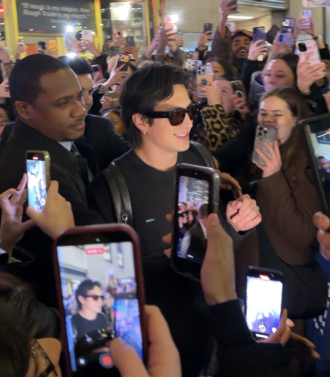 R0ZAN0VS's tweet image. this picture is so buzzy like all these phones pointed at him and that smirk… he’s exactly who he thinks he is