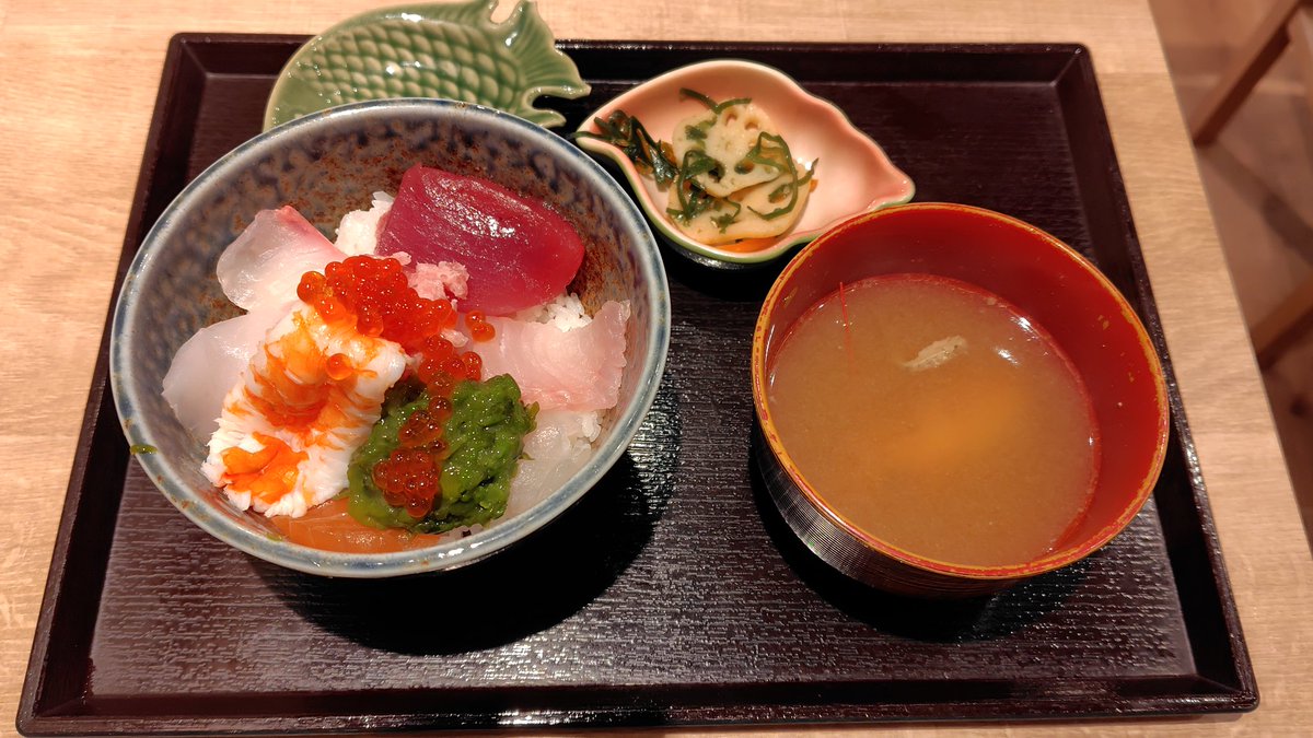 sho_f522's tweet photo. 宮城県の仙台朝市での食べ歩きグルメ①

「うみのおきて」の海鮮丼と三陸産殻付き牡蠣☝️

海鮮丼は、近海で採れた新鮮な魚介類がふんだんに使われ、ご飯の量も選べてとても食べやすい!

三陸産殻付き牡蠣は、生牡蠣か焼き牡蠣かを選べ、身がぷりぷりで、旨味も抜群です😋 https://t.co/Kh05Tv1WLo