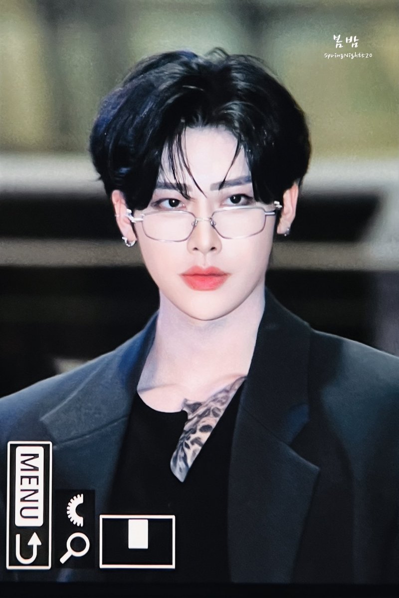 doseofgeonrik's tweet image. what a diva we have here with a smart looking item…..and tattoo……….