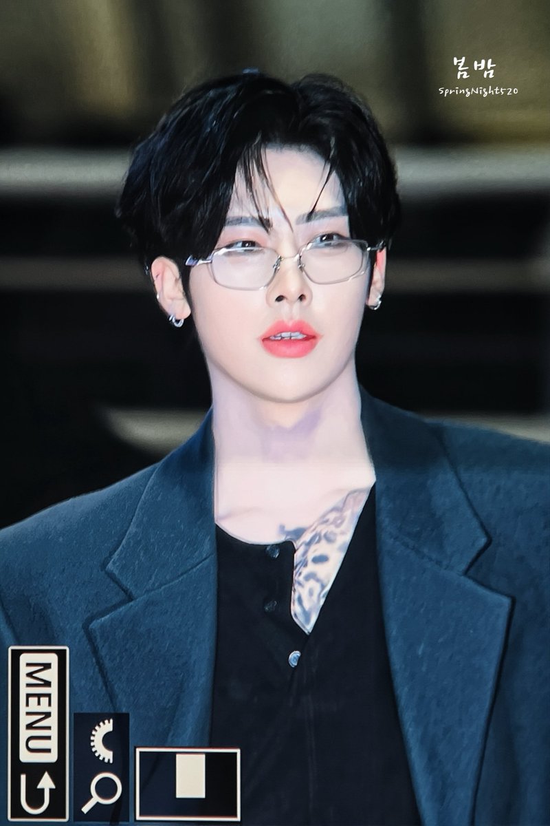 doseofgeonrik's tweet image. what a diva we have here with a smart looking item…..and tattoo……….