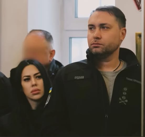 Факты, которые вы можете не знать про Кирилла Буданова:
- он верующий человек, может быть, один из самых глубоко верующих среди украинских военачальников
- он профессиональный спортсмен, занимался плаваньем, но желание стать военным победило;
- он был дважды женат, в самые