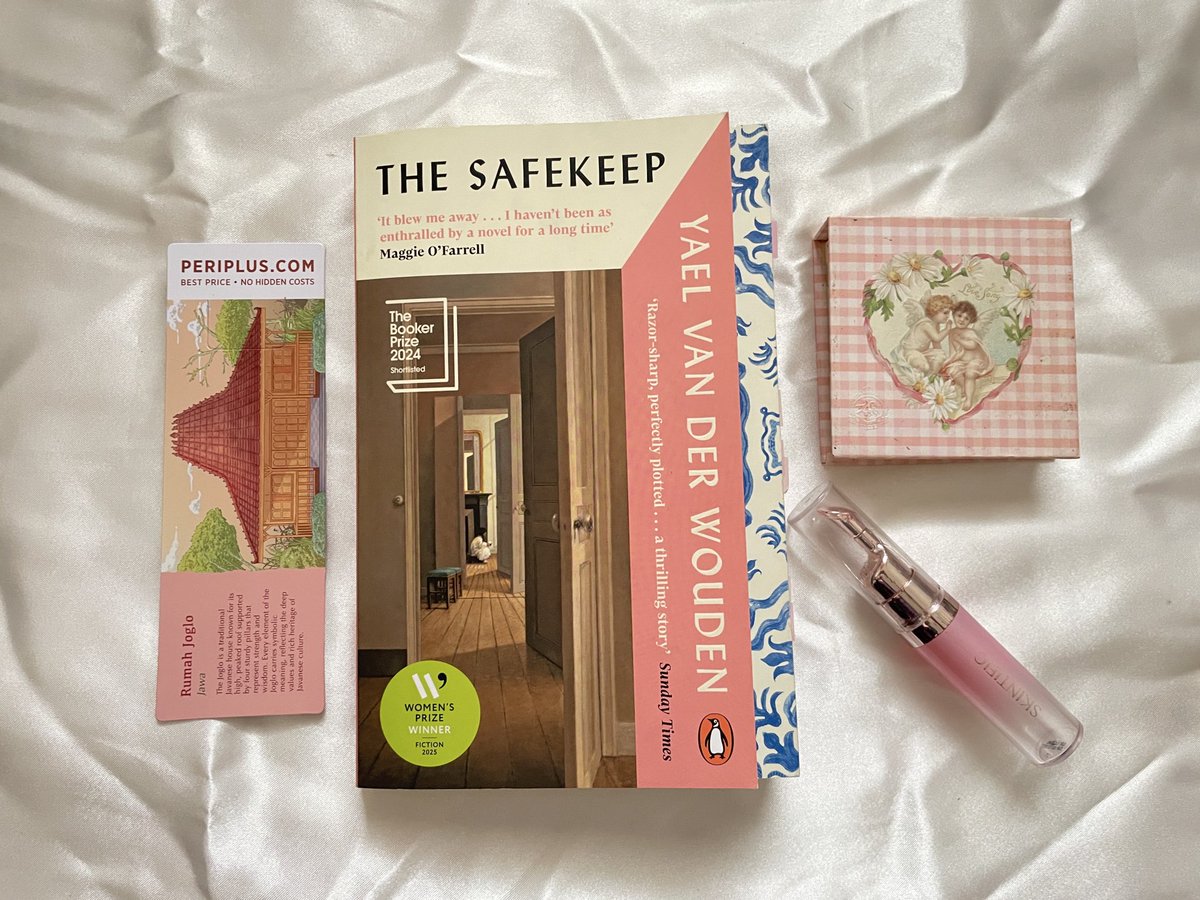 bielbiey's tweet image. I’M SO HAPPY BECAUSE THIS IS THE BEST BOOK I'VE READ IN EARLY 2026!!!!!! ⭐️6/5!!!
I love it when the author writes the main character’s details. The conflict, the plot, how she describes the background (after WW II), and all are PERFECT!💗 ssssttt...It’s full of plot twists 👀