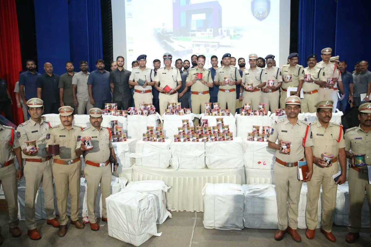TeluguStride's tweet image. చైనా మాంజా విషయంలో హైదరాబాద్ పోలీసులు కీలక నిర్ణయం

చైనా మాంజా అమ్మినా, కొనుగోలు చేసినా, పతంగులు ఎగరేసిన వాళ్లపై కేసులు పెడతాం

పీడీ యాక్ట్ ప్రయోగించే ఆలోచన చేస్తున్నాం

చైనా మాంజాపై నిషేధం విధించి పదేళ్లు అవుతోంది
- సీపీ సజ్జనార్
#Cpsajjanar #Chinamanja 
#Hyderabad