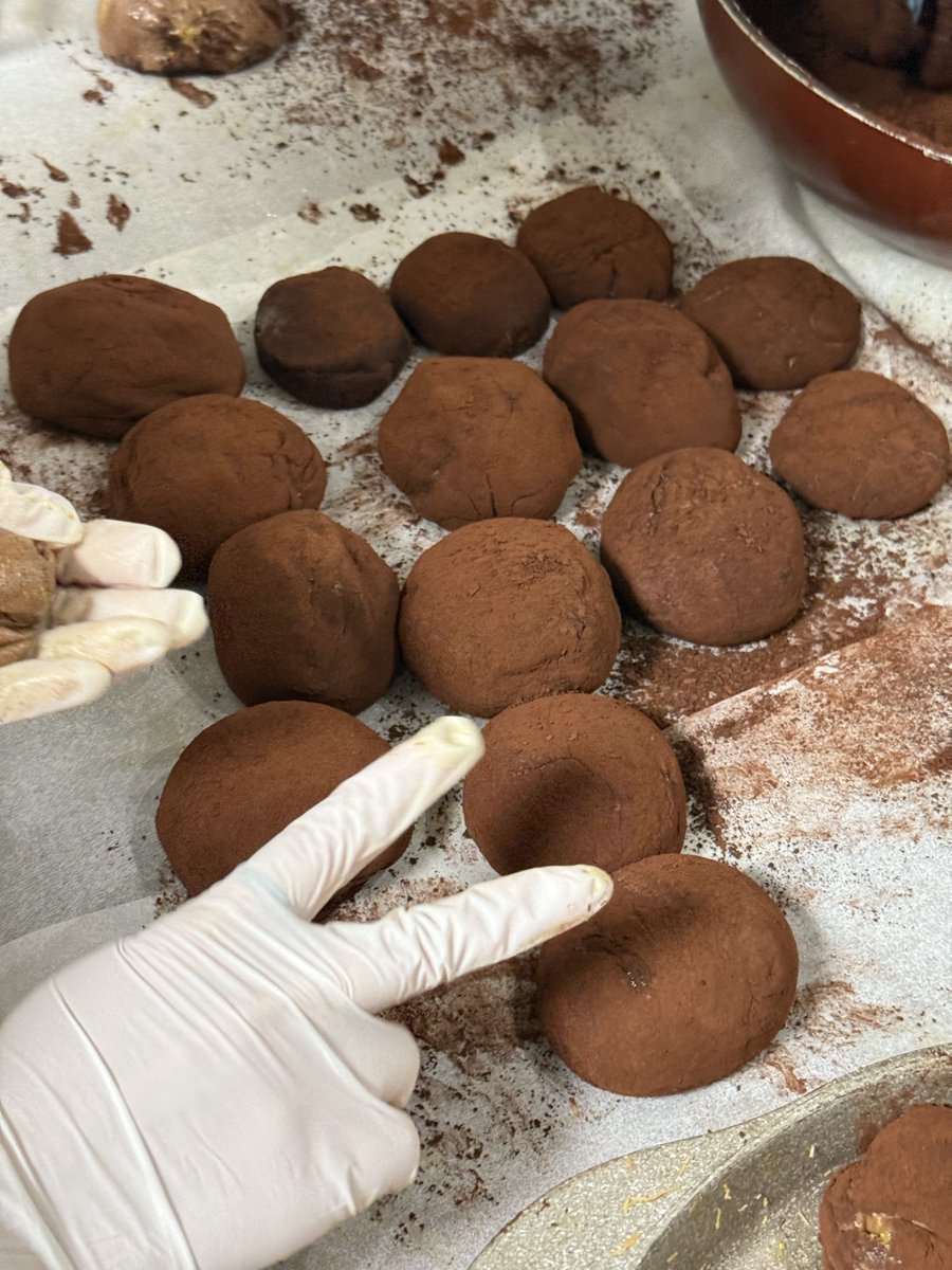 친구들과 두쫀쿠 김장 해서 100개만듬…. 
코코아에 무칠쯤엔 다들 지쳐서 사진이 얼마없어여..