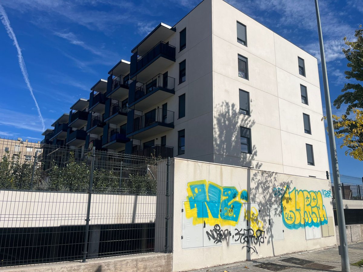 ❌ "Acabamos de entrar a vivir y el edificio ya está lleno de grafitis. Nadie lo ha limpiado y da una imagen muy triste en una promoción que ni siquiera cumple un año" 😢🏚️

Vecinos del #PlanVive denuncian abandono por parte de Candelaria Testa 🥀 que prefiere el enfrentamiento
