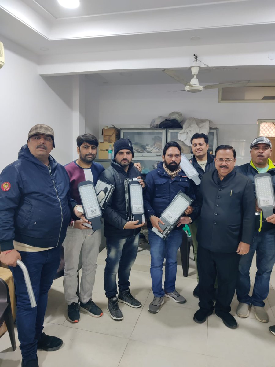 वार्ड 98 सुभाष नगर 1ब्लॉक की सम्मानित Wondrous Enlightened RWA के सभी नवनिर्वाचित पदाधिकारीयों एवं स्थानीय निवासियों ने कार्यालय पहुंचकर स्ट्रीट लाइट खराब होने की समस्या बताई तो तुरंत निदान करते हुए उन्हें हाथों-हाथ 5 नई स्ट्रीट लाइट दी और ब्लाक के कुछ कार्यों को लेकर चर्चा भी की