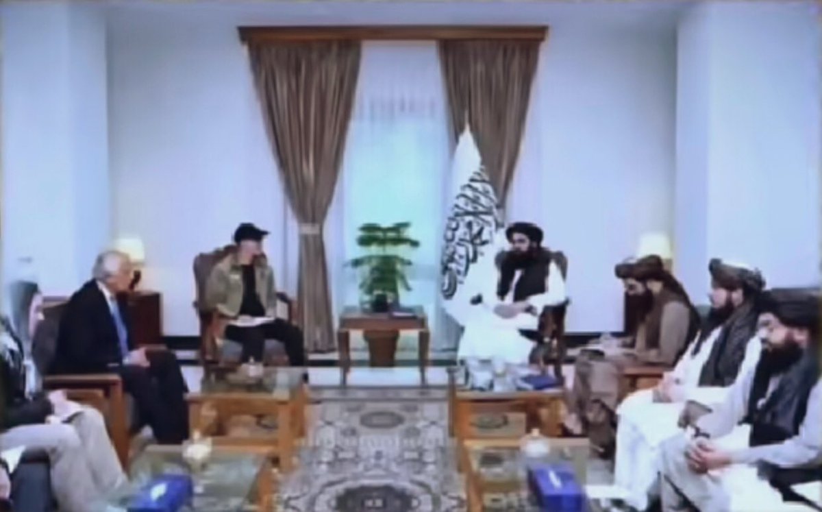 لما وصل الضباط الأمريكان لأفغانستان
 للـتـفــاوض عــلي إطـــلاق الأســري .

لو بصيت للصورة لا هتلاقي علم لأمريكا ولا هتلاقي
كلب حاطط رجل علي رجل والست بتاعتهم محجبة والــغـرفــة مافيهاش غير رايـــة الــتوحـيـد فقط .

الـغـرب مبيخـضعش بالمـداهـنة 
بيخضع بلغة الجـ* هاد والقوة فقط :